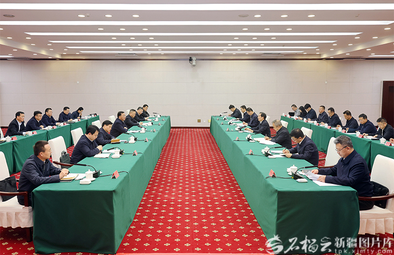 陈小江艾尔肯·吐尼亚孜会见中国铁建董事长戴和根