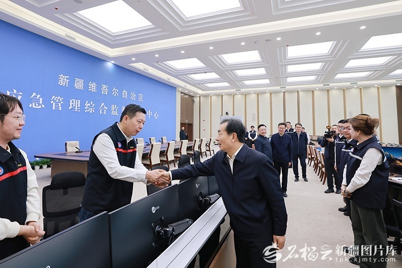 陈小江春节期间看望慰问值班值守人员并检查调度安全生产工作