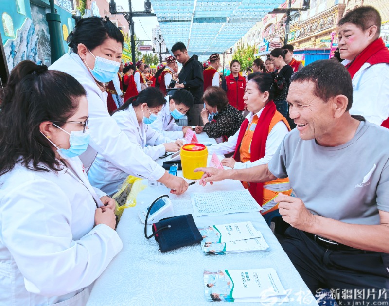 弘扬红十字精神 便民服务走进大巴扎