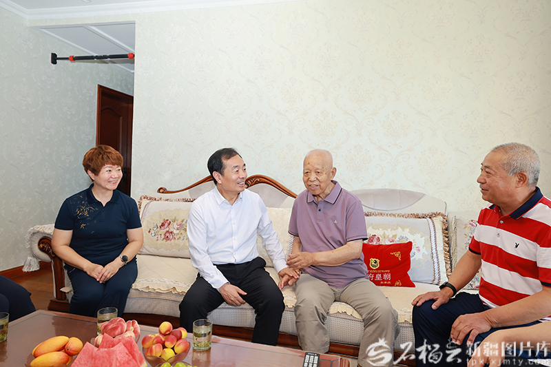 陈小江走访慰问老党员和因公殉职干部亲属
